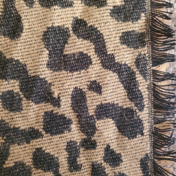 Acrylic knit leopard wrap - Picture 7 of 8